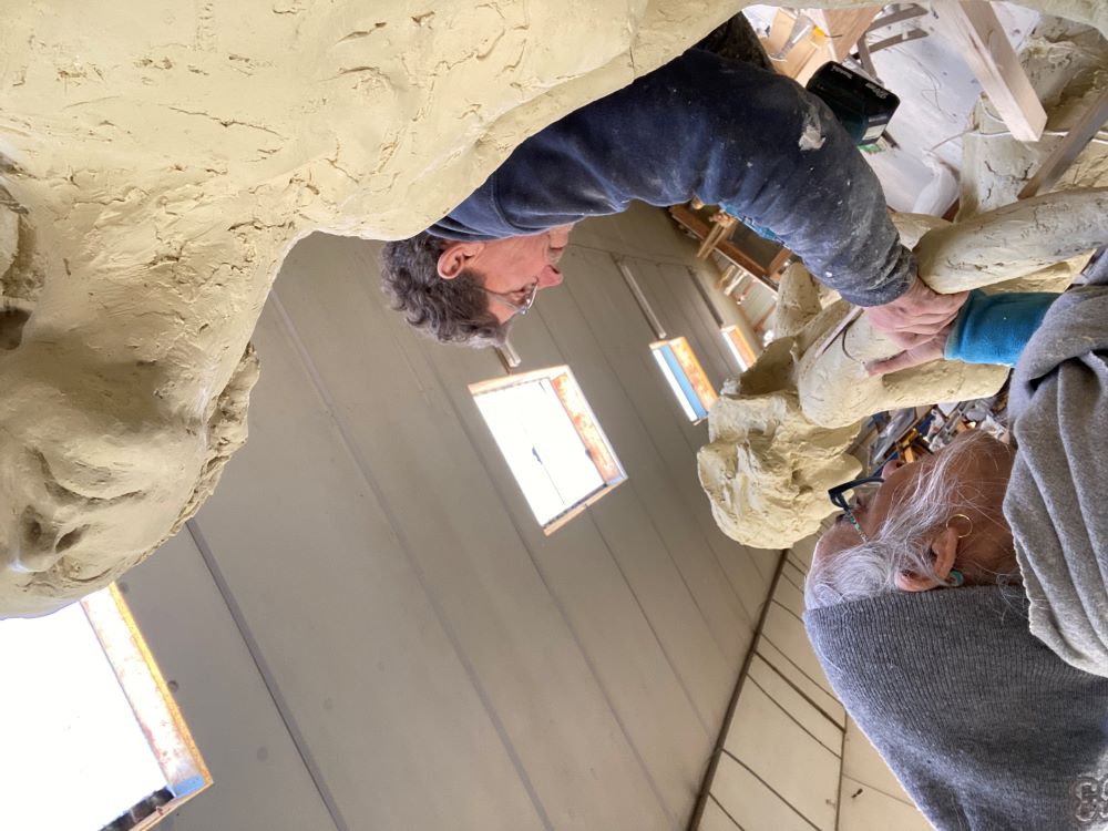 Ajustement du collage de l'œuvre en résine